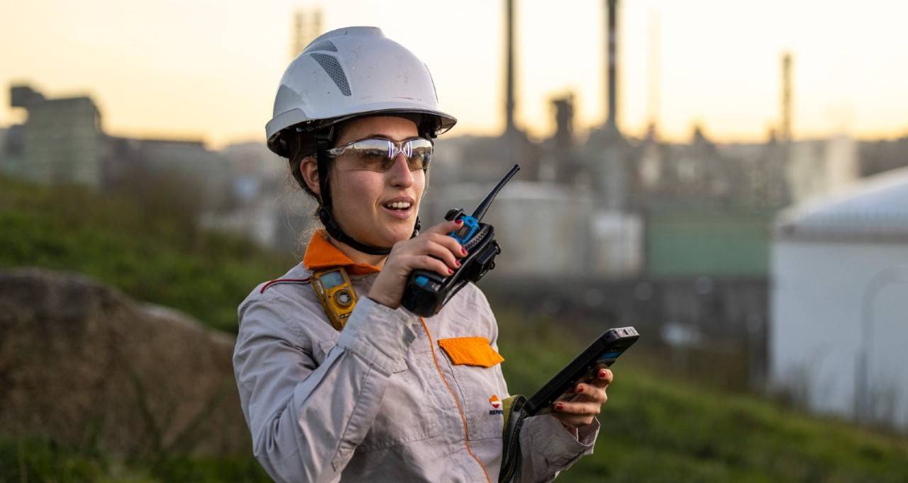 Una trabajadora del complejo dando instrucciones por un walkie talkie