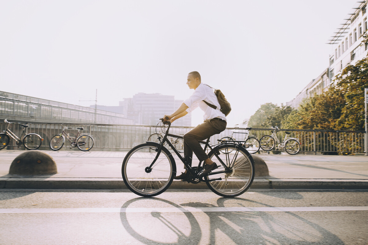 Imagen de una persona andando en bici