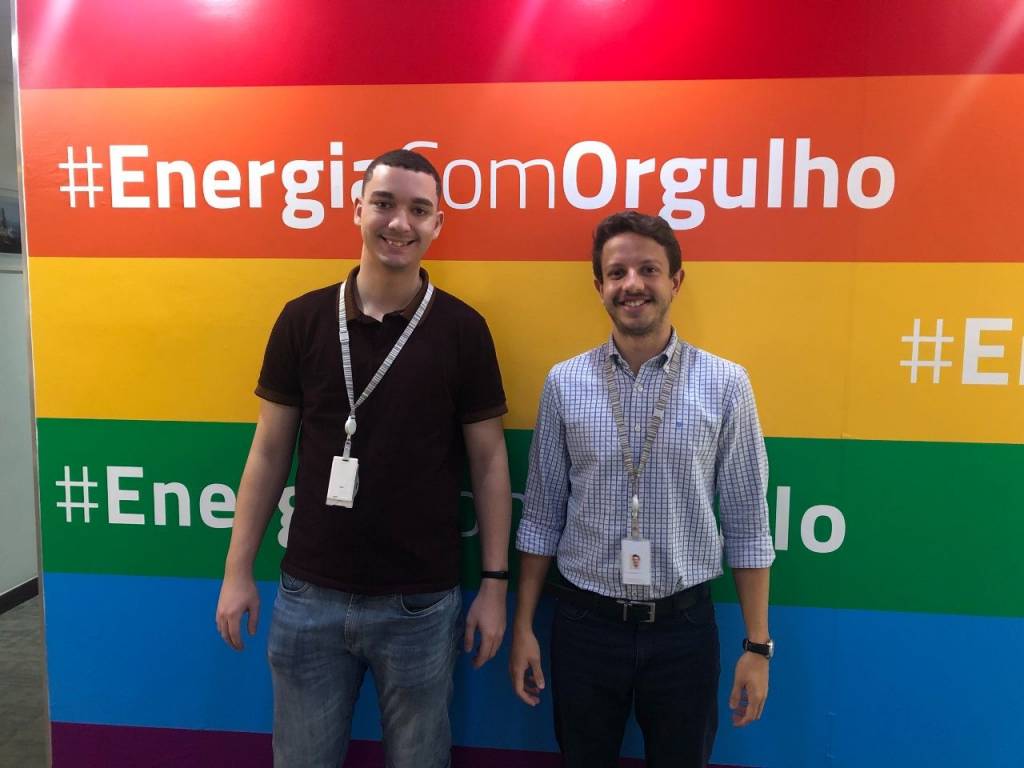 Trabajadores de Repsol Brasil posando con el cartel de orgulloso de ser energía para todos
