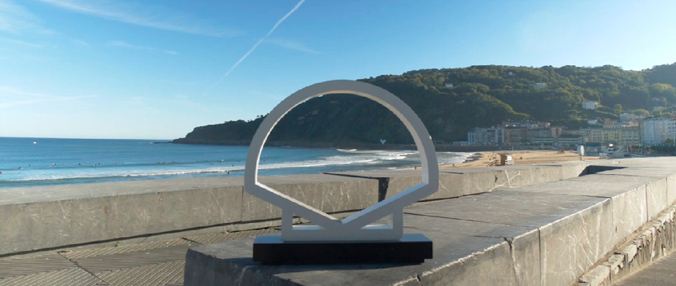 Logo del festival de cine de San Sebastián en la playa de la Concha