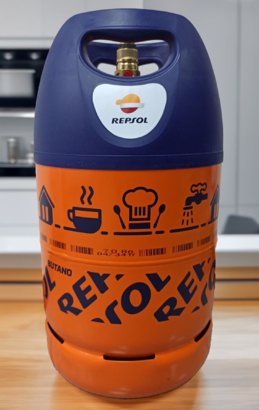 Detalle botella de butano con nueva material Repsol Reciclex