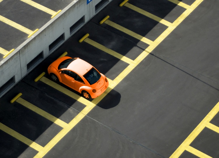 Coche naranja aparcado